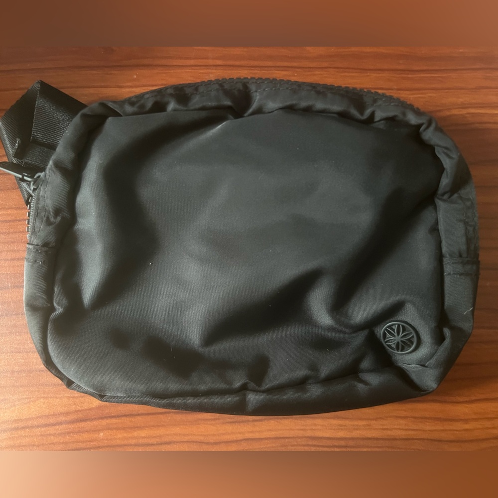 NWOT - GAIAM Black Belt Bag